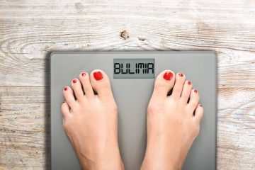 como é ser bulêmica | mulher se pesando e aparecendo a palavra bulimia no visor da balança